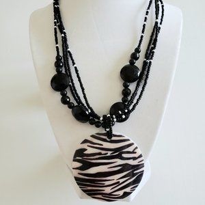 NEW. Black White Shell Fashion Necklace